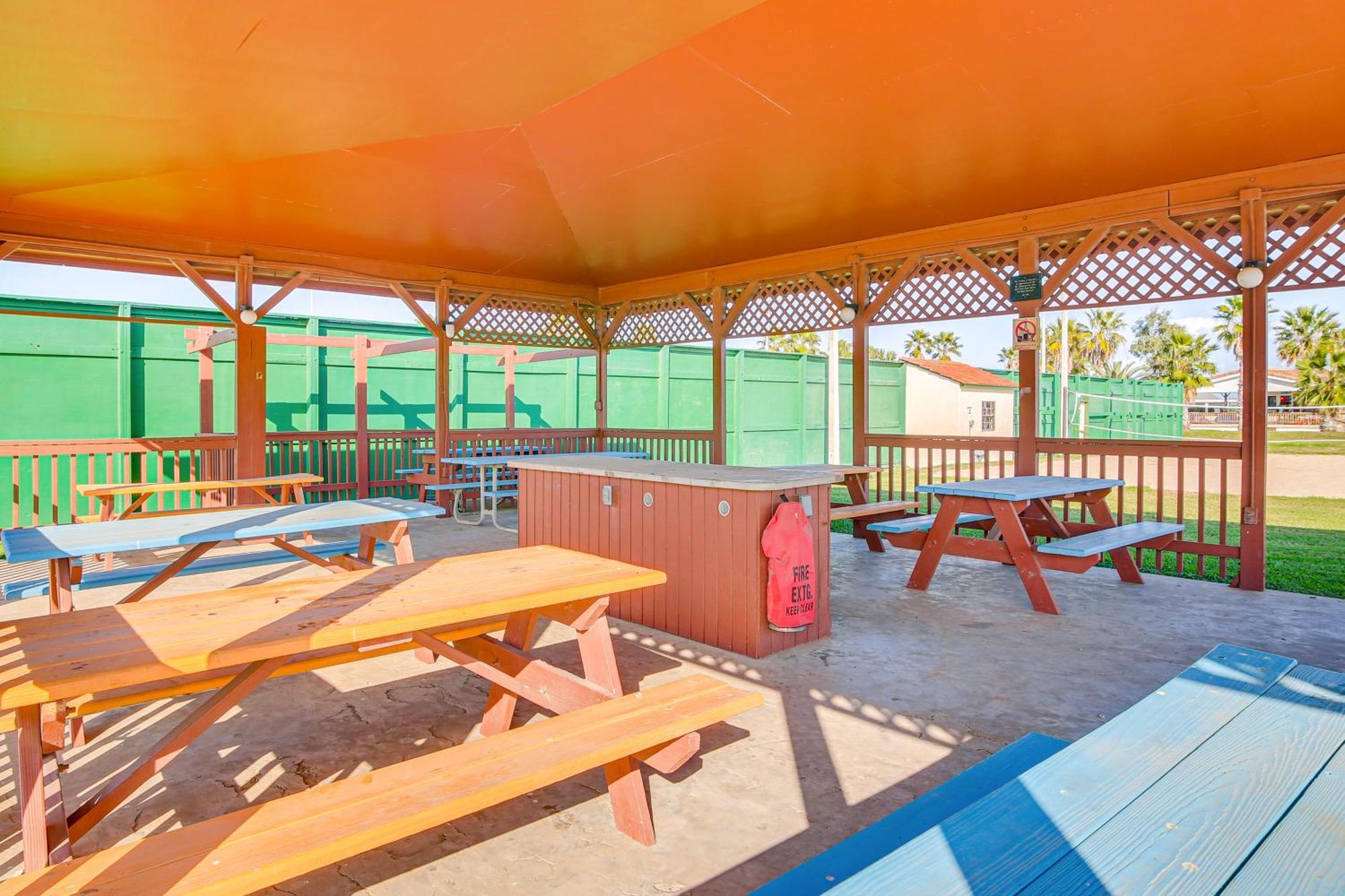 Cozy Waterfront Port Isabel Cottage With Deck! エクステリア 写真