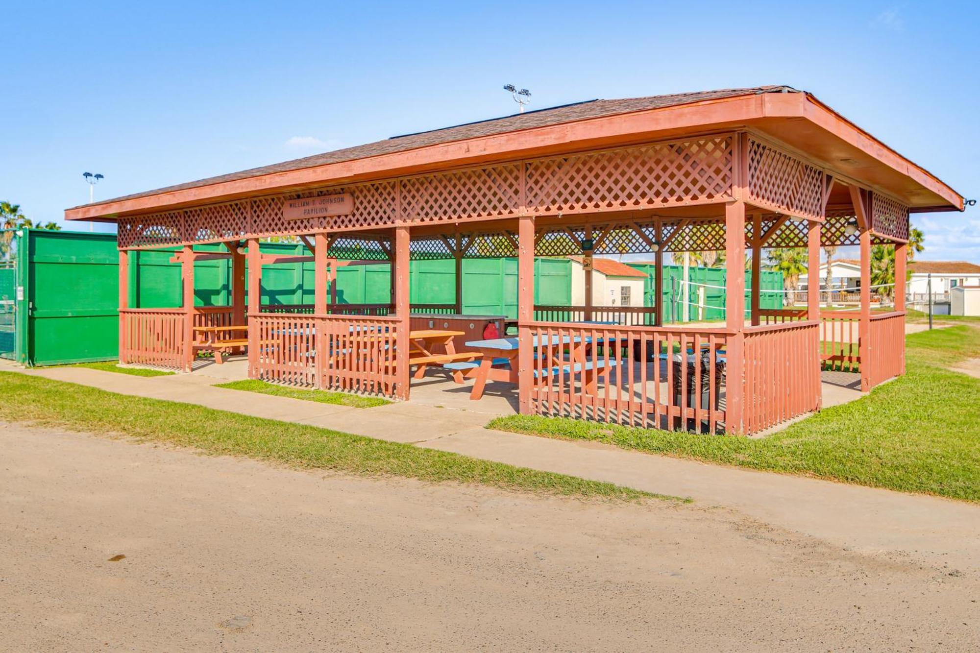 Cozy Waterfront Port Isabel Cottage With Deck! エクステリア 写真